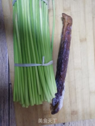 腊肠炒蒜薹的做法步骤：1