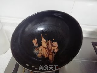 腊肠炒蒜薹的做法步骤：3