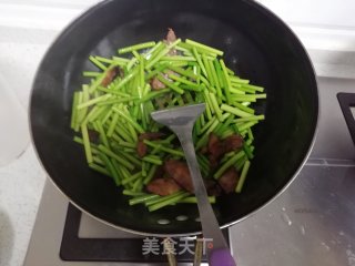 腊肠炒蒜薹的做法步骤：4