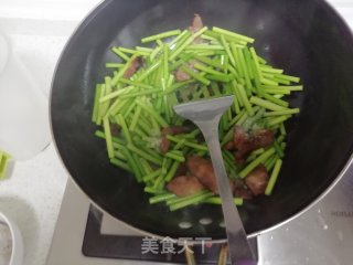 腊肠炒蒜薹的做法步骤：5