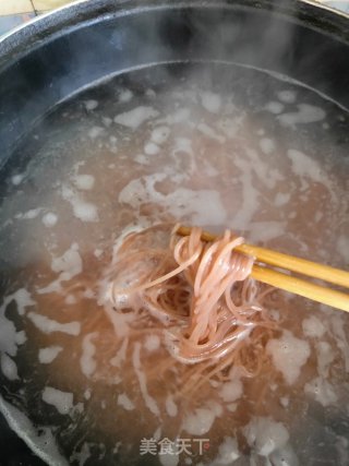 韭菜鸡蛋榆树皮面的做法步骤：2
