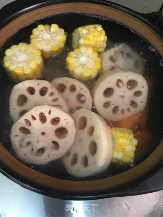 莲藕玉米胡萝卜煲排骨汤的做法步骤：4