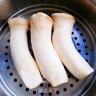 手撕杏鲍菇的做法步骤：2