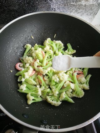 老干妈炒菜花的做法步骤：6