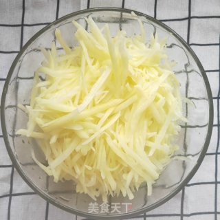 超级简单好吃的酸辣土豆丝的做法步骤：1