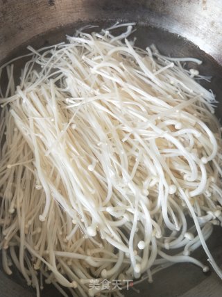 韩式辣酱拌金针菇的做法步骤：1