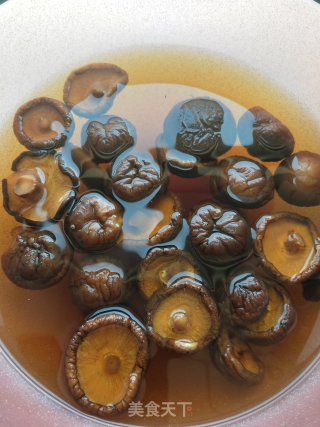 香菇土豆焖鸡块的做法步骤：1