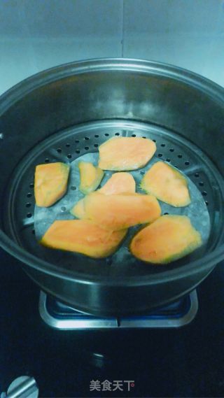 南瓜草莓大福的做法步骤：1