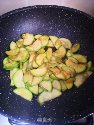 清炒角瓜的做法步骤：3