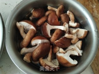 香菇炖土豆的做法步骤：2