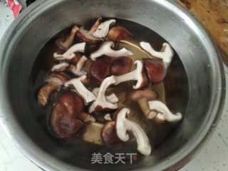 香菇炖土豆的做法步骤：3