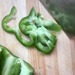 肉丝炒青椒的做法步骤：1
