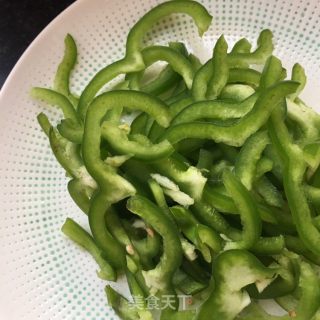 肉丝炒青椒的做法步骤：2