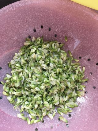猪肉韭菜槐花水饺的做法步骤：5