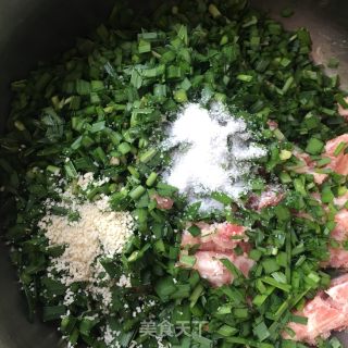 猪肉韭菜槐花水饺的做法步骤：8