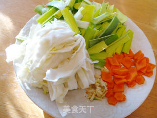大蒜包菜回锅肉的做法步骤：2