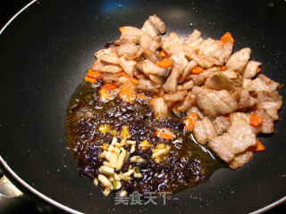 大蒜包菜回锅肉的做法步骤：7