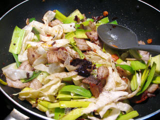 大蒜包菜回锅肉的做法步骤：8
