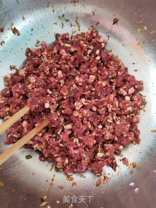 山芹菜牛肉饺子的做法步骤：2