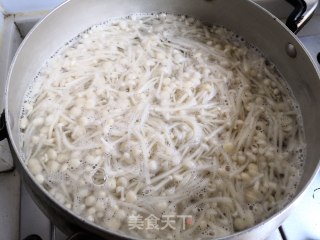 蚝油西红柿金针菇的做法步骤：2