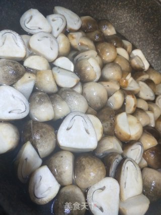 蚝油草菇的做法步骤：1