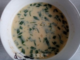 葱花鸡蛋煎饼的做法步骤：1