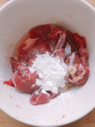 牛肉炒莴笋的做法步骤：1