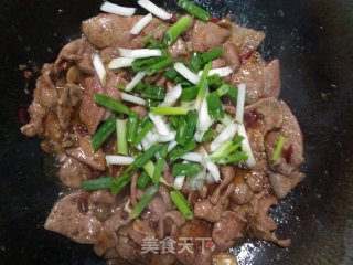 猪肝炒大葱的做法步骤：9