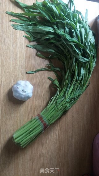 清炒空心菜的做法步骤：1