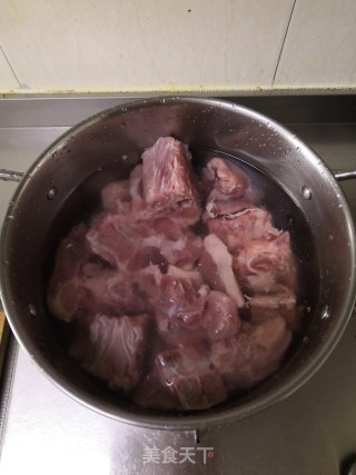 绿豆苦瓜炖脊骨的做法步骤：1