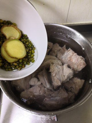 绿豆苦瓜炖脊骨的做法步骤：3