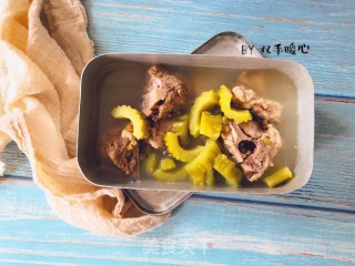 绿豆苦瓜炖脊骨的做法步骤：6