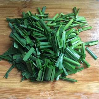 韭菜炒豆瓣的做法步骤：2