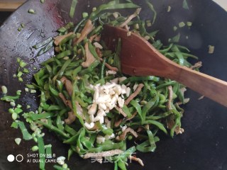 猪耳豆炒肉丝的做法步骤：6