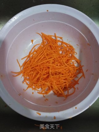 韭菜胡萝卜炒鸡蛋的做法步骤：2