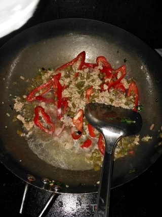 酸豆角炒粉条的做法步骤：10