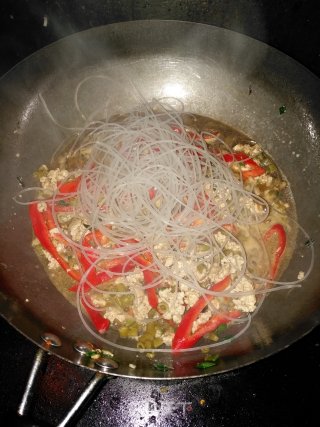 酸豆角炒粉条的做法步骤：11