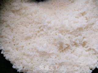 鸡蛋酱油炒饭的做法步骤：1