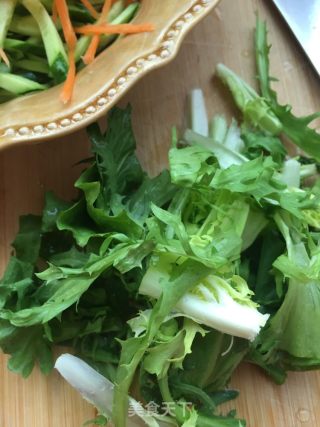 花生拌黄瓜苦菊的做法步骤：7