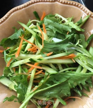 花生拌黄瓜苦菊的做法步骤：8