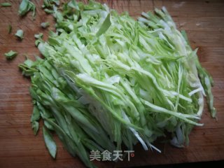 油泼包菜丝的做法步骤：2