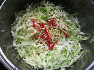 油泼包菜丝的做法步骤：4