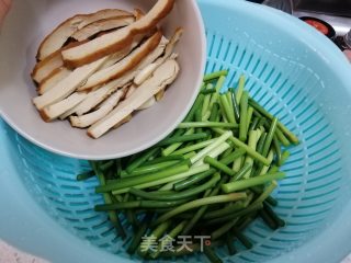蒜苔炒豆腐干的做法步骤：2
