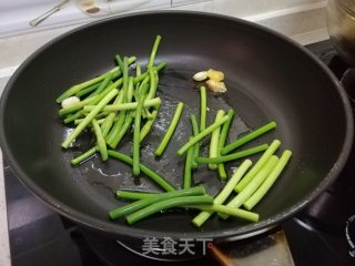 蒜苔炒豆腐干的做法步骤：4