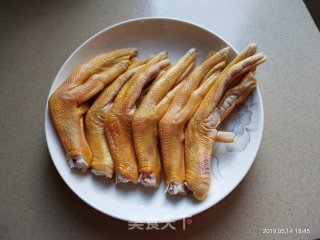 炸鸭脚的做法步骤：1