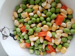 三色虾仁的做法步骤：2