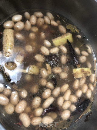 卤煮花生芹菜的做法步骤：1