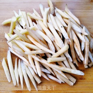 泡椒藕带炒鸡杂的做法步骤：3