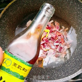 泡椒藕带炒鸡杂的做法步骤：7