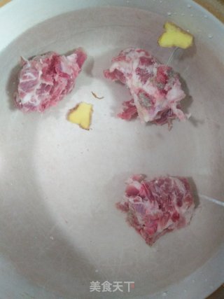 排骨炖熟地的做法步骤：3